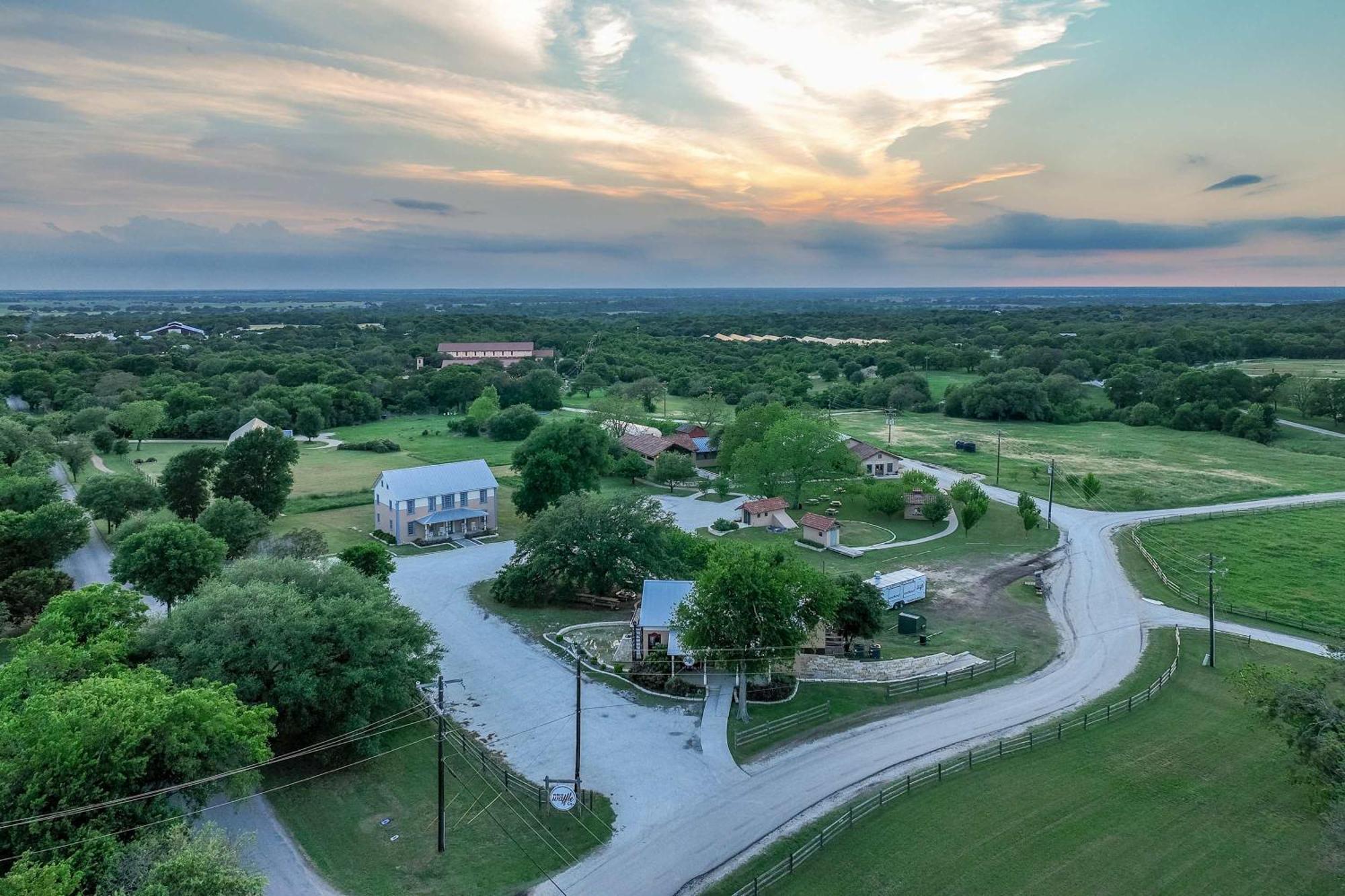 Container Home With Rooftop Views And Pickleball-Pecan Grove Bellmead Екстериор снимка