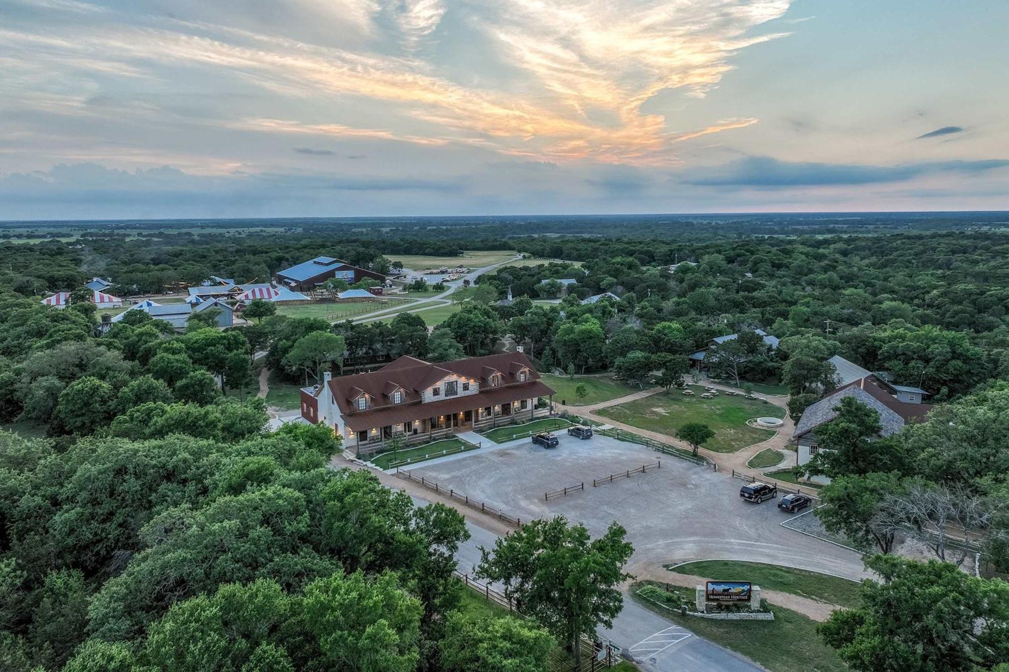 Container Home With Rooftop Views And Pickleball-Pecan Grove Bellmead Екстериор снимка